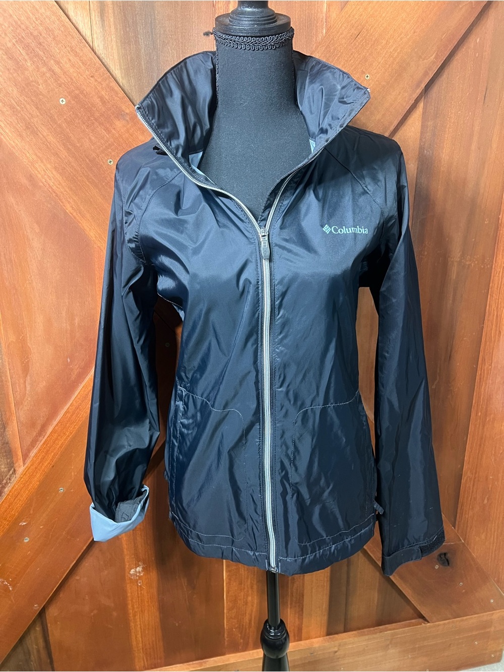 Columbia Women's switchback II Navy Lightweight Rain Jacket w/ packable hood